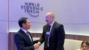 Le vice-Premier ministre Bui Thanh Son (gauche) et le président azerbaïdjanais Ilham Aliyev. Photo : VNA.