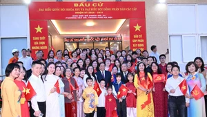 [En images] Élections législatives : le Premier ministre Pham Minh Chinh vote dans le quartier de Tay Ho à Hanoï