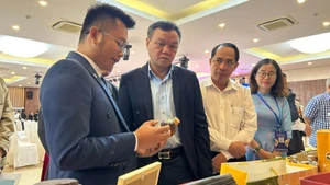 Le vice-présidente du Comité populaire de la province de Dak Lak, Dao My (deuxième à partir de la gauche), visite un stand d’exposition lors du programme d’accueil d’une délégation d’entreprises étrangères au Vietnam pour des opérations d’achat dans la région des Hauts Plateaux du Centre, organisé par le Service de l’Industrie et du Commerce de Dak Lak. Photo : Congthuong.