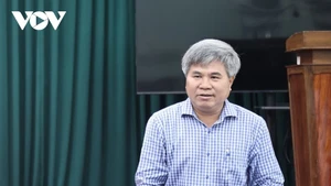 Les cadres et membres du Parti de Vinh Long contribuent au projet de Rapport politique