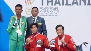 Le nageur Do Thanh Hai (au centre) remporte la médaille d'or et Pham Tuan Hung (premier à droite) la médaille de bronze au 50 m brasse messieurs SB6. Photo : VNA.
