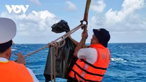 Quinze jours à braver les vagues pour organiser le vote anticipé en mer