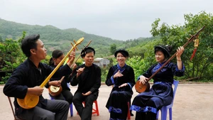 L’artisan Luc Van Tich guide le club de chant Then de la commune de Son Hai, province de Bac Ninh, lors d’une séance d’entraînement. Photo : VNA.