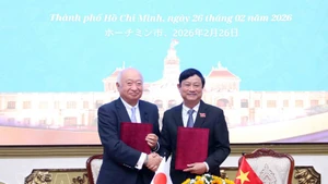 Vo Van Minh, président du Conseil populaire de Hô Chi Minh-Ville (à droite), et Yanai Shungaku, président de l’Assemblée préfectorale de Yamaguchi (Japon), signent le mémorandum d’entente sur les échanges et la coopération. Photo : VNA.