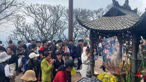 Les visiteurs viennent en recueillement à la pagode Hoa Yen, située sur le mont Yen Tu. Photo : NDEL.
