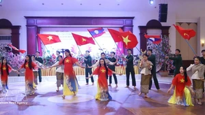 Un spectacle artistique présenté lors de la cérémonie visant à commémorer la Journée internationale des femmes (8 mars) et à marquer le lancement officiel du Club du patrimoine de l’Ao dai vietnamien au Laos. Photo : VNA.