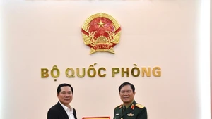 Le général Nguyen Tan Cuong, chef d’état-major général de l’Armée populaire du Vietnam et vice-ministre de la Défense (droite) et le général de corps d’armée Saichay Kommasith, vice-ministre lao de la Défense et chef d’état-major général de l’Armée populaire lao, en visite au Vietnam. Photo : QDND.