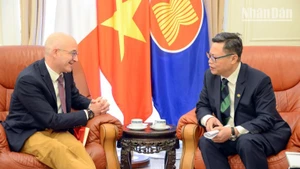 L’ambassadeur du Vietnam en France, Trinh Duc Hai, et Frédéric Cheneau, vice-président chargé du développement commercial international du groupe d’ingénierie nucléaire Assystem. Photo : Nhân Dân.