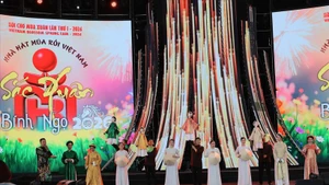 Parmi les huit divisions thématiques organisées à grande échelle, l’espace « Quintessence de la culture vietnamienne », placé sous l’égide du ministère de la Culture, des Sports et du Tourisme, se distingue par la valorisation des identités nationales dans la vie contemporaine. Photo : VNA.