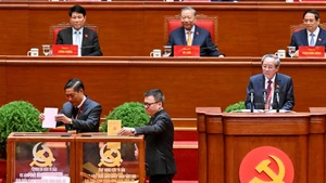 Des délégués votent pour l'élection du Comité central du Parti communiste du Vietnam du XIVe mandat. Photo : NDEL.