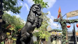 La mascotte du cheval est sculptée en bois flotté. Photo : VNA.