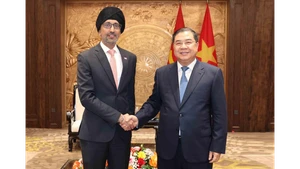 Pham Gia Tuc, membre du Bureau politique, secrétaire et chef du Bureau du Comité central du Parti communiste du Vietnam, reçoit l’ambassadeur de Singapour, Rajpal Singh. Photo : VNA.