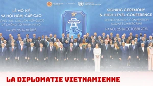 Le président vietnamien Luong Cuong et le Secrétaire général des United Nations, António Guterres, posent pour une photo de groupe avec les chefs de délégation lors de la cérémonie d’ouverture de la Convention de Hanoï.