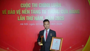 Le professeur associé Dr. Tran Le Hung, enseignant à l’École des ingénieurs de la ville de Paris (EIVP), remporte le prix de l'espoir lors du concours d'écriture pour protéger le fondement idéologique du Parti 2025. Photo : VNA.