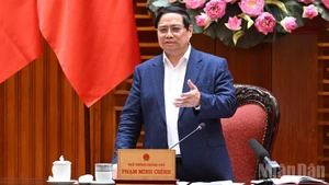 Le Premier ministre Pham Minh Chinh s'exprime lors de la réunion du 10 mars. Photo: NDEL.