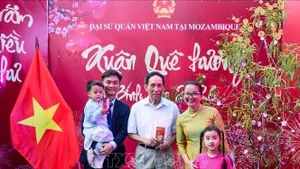 Distribution de l’étrenne du Nouvel An aux représentants des personnes âgées et aux enfants au Mozambique. Photo : Ambassade du Vietnam au Mozambique.