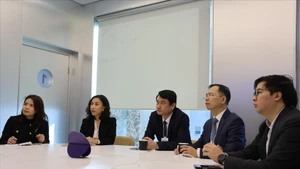 Le vice-ministre des Affaires étrangères, Le Anh Tuan (au milieu), et la délégation vietnamienne participant à un événement du Forum économique mondial de Davos 2026. Photo : VNA.