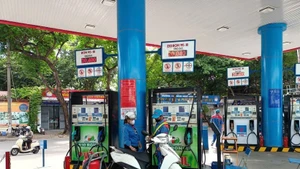 La modernisation, la conversion et l'expansion de ses stations-service proposant du carburant E10 et est prête à mettre en œuvre sa feuille de route pour ce carburant. Photo : VNA.