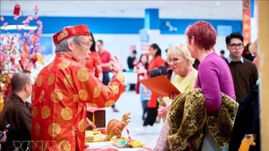 Lors du programme « Tet de la communauté pour saluer le Printemps du Cheval 2026 » tenu dans la soirée du 13 février, à Budapest, en Hongrie. Photo : VNA.