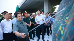 Le Premier ministre Pham Minh Chinh inspecte l'avancement des travaux de l'autoroute Chau Doc - Can Tho - Soc Trang. Photo : VNA.
