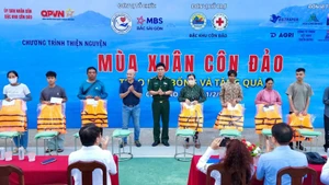 Le programme caritatif remet des cadeaux aux habitants en situation difficile dans la zone spéciale de Con Dao. Photo : CTV.