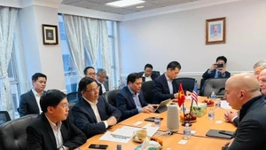 Le ministre par intérim Lê Manh Hung reçoit Roger Romulus Martella, PDG de GE Vernova. Photo : ministère de l'Industrie et du Commerce.