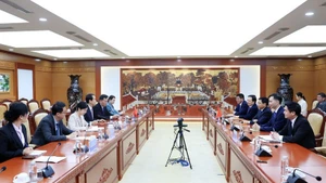 La séance de travail entre le ministre des Finances Nguyen Van Thang et l’ambassadeur de Chine au Vietnam, He Wei. Photo : VNA.