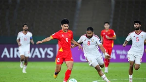 Lê Phat tente de déborder un joueur des Émirats arabes unis U23. Photo : NDEL.