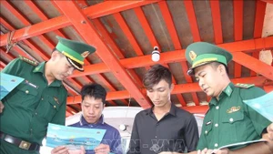 Le poste de garde-frontière de Ganh Hao sensibilise les pêcheurs au strict respect de la législation avant leur départ en mer pour les activités de pêche. Photo : VNA.