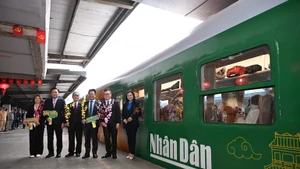 Du Nord au Sud, le Train du Bonheur relie le Vietnam