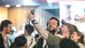 Des touristes étrangers immortalisent les premiers instants de 2026. Photo : VNA.