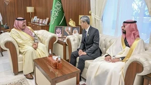 L’ambassadeur du Vietnam en Arabie saoudite, Hoang Huu Anh, rend une visite de courtoisie au gouverneur de Haïl, en Arabie saoudite. Photo : Baoquocte.