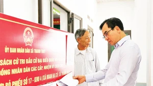 Le secrétaire du Comité du Parti de la commune de Thanh Thuy (province de Phu Tho) prépare les opérations électorales au bureau de vote de la commune.