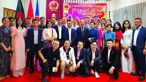 L’ambassadeur Nguyen Manh Cuong pose pour une photo souvenir avec des représentants de la communauté vietnamienne au Bangladesh. Photo : Ambassade du Vietnam au Bangladesh.