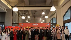 Les Vietnamiens de Chungcheongnam (République de Corée) célèbrent le Nouvel An lunaire traditionnel et saluent le XIVe Congrès national du Parti communiste du Vietnam. Photo : Baoquocte.