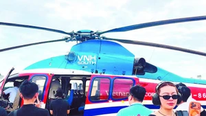 Tours touristiques en hélicoptère attirant un grand intérêt de la part des visiteurs. Photo : Vinagroup.