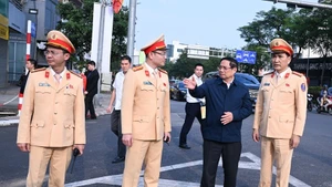 Le Premier ministre Pham Minh Chinh encourage les forces en mission au carrefour Nguyen Van Cu – Ngoc Thuy, à Hanoï. Photo : NDEL.