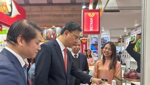 L’ambassadeur du Vietnam au Japon, Pham Quang Hieu, visite un stand présentant des fruits vietnamiens. Photo : VNA.