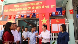 Le secrétaire du Comité provincial du Parti de Khanh Hoa, Nghiem Xuan Thanh, inspecte les préparatifs électoraux au bureau de vote n°2, quartier de Bac Nha Trang. Photo : VNA.
