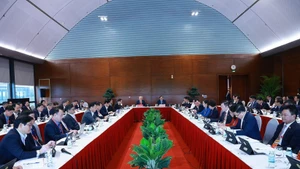 Les délégués tiennent des discussions en groupes. Photo : VNA.