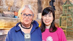 L’artiste Dominique de Miscault et la docteure Hoang Thi Hong Ha.
