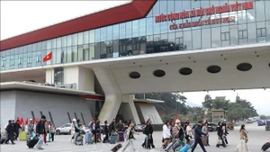 Des flux continus de touristes nationaux et internationaux au poste-frontière international de Huu Nghi ont été enregistrés en début d’année. Photo : VNA.