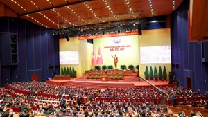 Le Congrès procède au vote pour l’adoption de la liste des membres du Comité central du Parti du XIVe mandat. Photo : VNA.