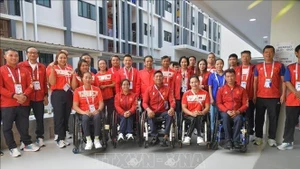 Les responsables du ministère de la Culture, des Sports et du Tourisme visitent les sportifs vietnamiens. Photo : VNA.