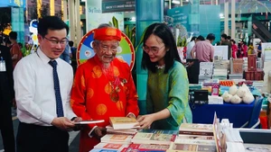 Le chercheur Nguyen Dinh Tu au stand de la Maison d'édition générale de Hô Chi Minh-Ville. Photo : NDEL.