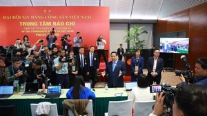 Le Premier ministre Pham Minh Chinh au Centre de presse du congrès. Photo : VNA.