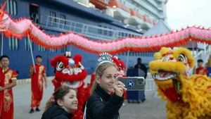 Touristes au port international de croisière de Ha Long. Photo: VNA.