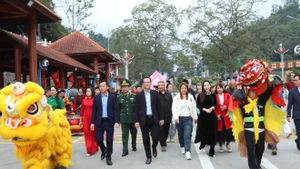 Lang Son accueille le premier groupe de touristes internationaux entrant par le poste-frontière international de Huu Nghi début 2026. Photo : VNA.