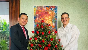 L’ambassadeur du Vietnam à Cuba, Vu Trung My (gauche) et l’ambassadeur de Cuba au Venezuela, Jorge Luis Mayo Fernández. Photo : VNA.