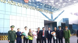 Lles autorités locales félicitent les entreprises d’import-export concernées. Photo : VNA.